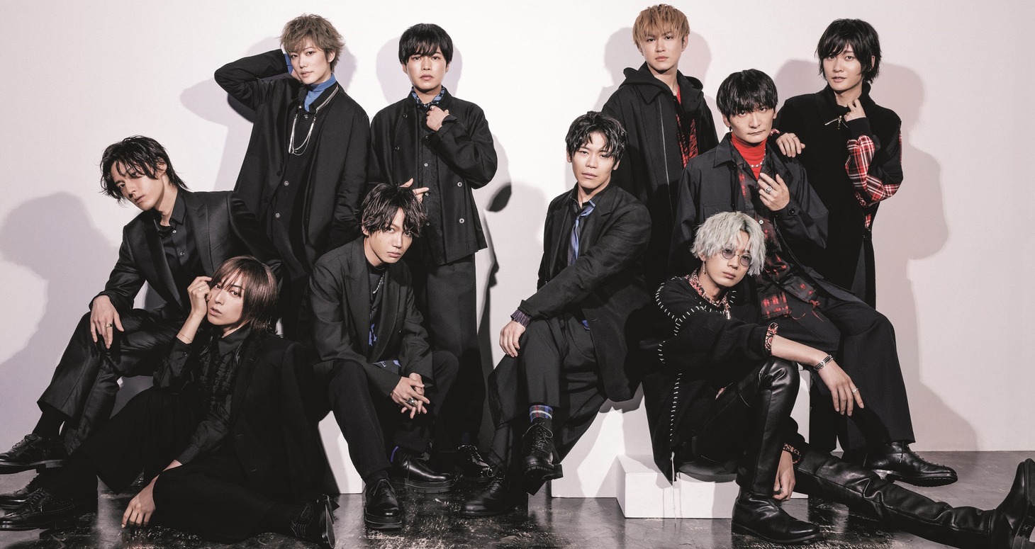 キャスト10人の集合カット。