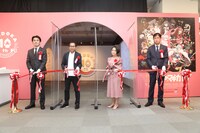 「魔法少女まどか☆マギカ10（展）」オープニングセレモニーにて、左からアニメーション制作を手がけたアニプレックスの岩上敦宏氏、シャフトの久保田光俊氏、鹿目まどか役の悠木碧、松屋銀座の鈴木健寛氏。