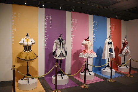 「魔法少女まどか☆マギカ10（展）」の様子。