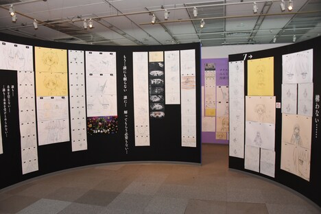 「魔法少女まどか☆マギカ10（展）」の様子。