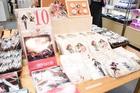 「魔法少女まどか☆マギカ10（展）」物販コーナーの様子。