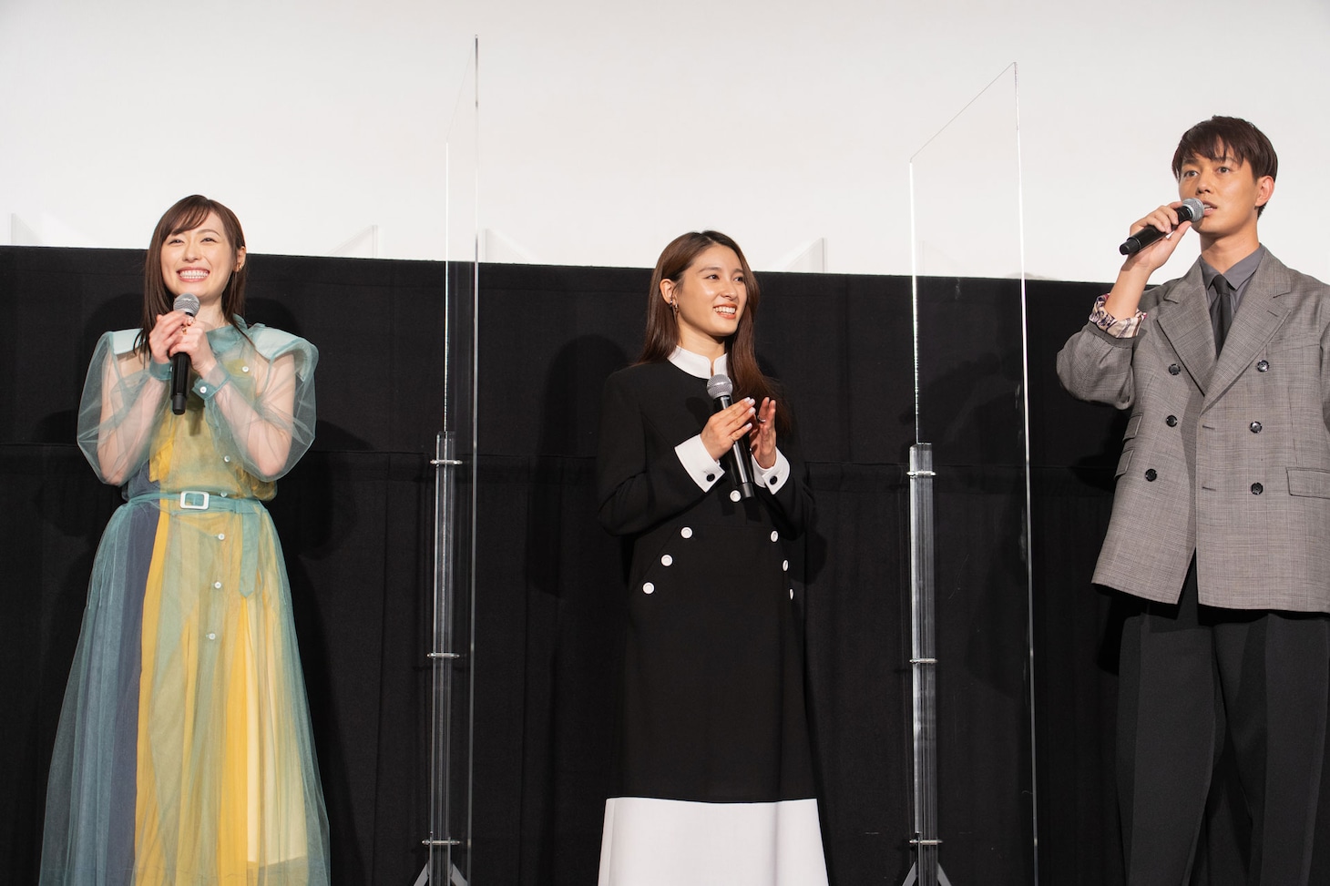 左から福原遥、土屋太鳳、工藤阿須加。