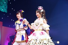 左からひびき役の斎賀みつき、ファルル役の赤崎千夏。