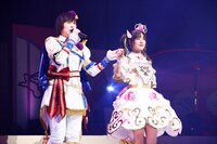 左からひびき役の斎賀みつき、ファルル役の赤崎千夏。