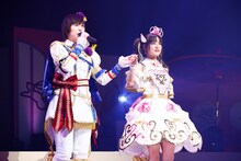 左からひびき役の斎賀みつき、ファルル役の赤崎千夏。