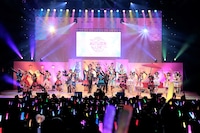 「プリパラフレンドシップ オータムライブ2021」より、「Crew-Sing! Friend-Ship♡」を歌唱する出演者。