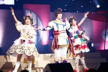 Tricolore。左からファルル役の赤崎千夏、ひびき役の斎賀みつき、ふわり役の佐藤あずさ。