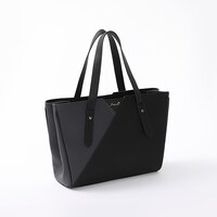 日本モデルのバッグ。