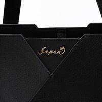 日本モデルのバッグ。