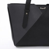 日本モデルのバッグ。