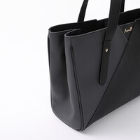 日本モデルのバッグ。