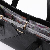 日本モデルのバッグ。