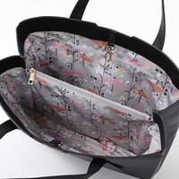 日本モデルのバッグ。