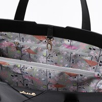 日本モデルのバッグ。