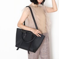 フランスモデルのバッグ使用イメージ。