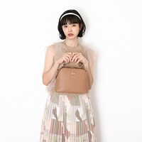 イタリアモデルのバッグ使用イメージ。