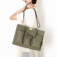 イギリスモデルのバッグの使用イメージ。