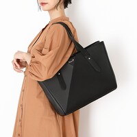 日本モデルのバッグ使用イメージ。