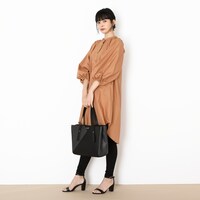 日本モデルのバッグ使用イメージ。