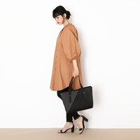 日本モデルのバッグ使用イメージ。