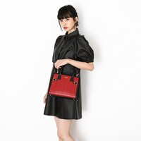 アメリカモデルのバッグ使用イメージ。