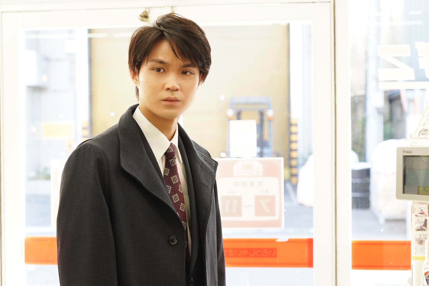若手刑事の滝本真司役を演じる磯村勇斗。