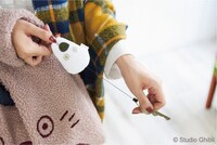 「小トトロ おでかけリールマスコット」の使用イメージ。