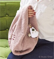 「大トトロ もこもこトート」と「小トトロ おでかけリールマスコット」の使用イメージ。