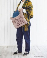 「大トトロ もこもこトート」と「中トトロ もこもこ巾着ポーチ」の使用イメージ。