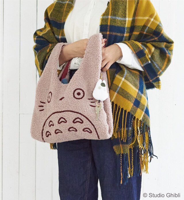 「大トトロ もこもこトート」と「小トトロ おでかけリールマスコット」の使用イメージ。