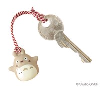 「ころ鈴根付 大トトロと小トトロ（あかひも）」の使用イメージ。