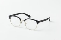 伏黒恵モデル。フレーム上部にボリュームを持たせた60年代クラシックテイストのフレーム。左右のヨロイには伏黒の操る式神「玉犬 白・黒」の文様をデザイン。価格は8800円。