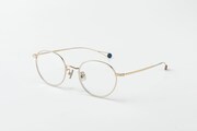 五条悟モデル。細身で端正なキャラクターからイメージしたトレンドのメタルフレーム。テンプルエンドには、五条の術式「無下限呪術」の「蒼」「赫」 からインスピレーションを得たモチーフをワンポイントに。価格は1万3200円。