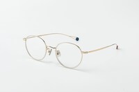 五条悟モデル。細身で端正なキャラクターからイメージしたトレンドのメタルフレーム。テンプルエンドには、五条の術式「無下限呪術」の「蒼」「赫」 からインスピレーションを得たモチーフをワンポイントに。価格は1万3200円。