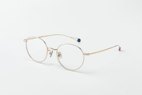 五条悟モデル。細身で端正なキャラクターからイメージしたトレンドのメタルフレーム。テンプルエンドには、五条の術式「無下限呪術」の「蒼」「赫」 からインスピレーションを得たモチーフをワンポイントに。価格は1万3200円。