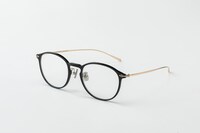 狗巻棘モデル。クールな印象の狗巻をモチーフにしたブラックカラーのフレーム。ブリッジの裏側、テンプルの蝶番部分には狗巻の顔にある印を、テンプルエンド内側には 彼の会話語彙「しゃけ」をデザイン。価格は1万3200円。