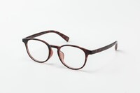 虎杖悠仁モデル。虎杖のキャラクターをイメージさせるブラウンデミのフレーム。テンプルエンドにはさりげなく、「宿儺」の口をデザイン。価格は5500円。