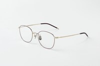 禪院真希モデル。ワインレッドの上品なメタルフレームに、グラスコードを組み合わせたデザイン。グラスコード、およびテンプルエンドには、禪院が使用した呪具「游雲」をイメージさせ るモチーフを採用。価格は1万3200円。