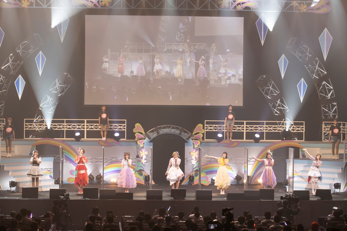 「トロピカル～ジュ！プリキュアLIVE2021 Viva！トロピカSUMMER！LIVE」の様子。ステージ左から吉武千颯、瀬戸麻沙美、日高里菜、ファイルーズあい、石川由依、花守ゆみり、Machico。(c)ABC-A・東映アニメーション
(c)トロピカル～ジュ！プリキュアLIVE製作委員会