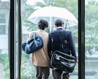 ドラマ「消えた初恋」道枝駿佑・目黒蓮が相合傘をする場面写真