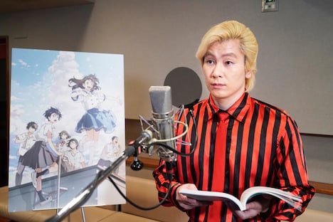 カズレーザーがアフレコをしている様子。