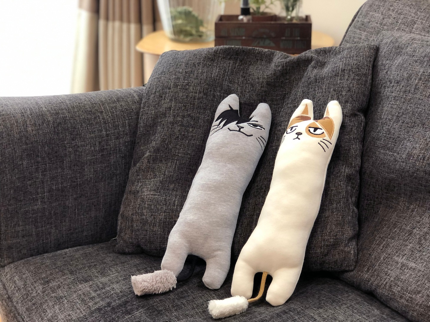 左から「ハイキュー!! TO THE TOP ネコますこっと 黒尾ネコ」、「ハイキュー!! TO THE TOP ネコますこっと 研磨ネコ」。