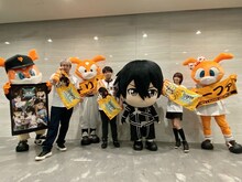 左からおじいちゃんジャビット、安元洋貴、ジャビット、松岡禎丞、キリトの着ぐるみ、竹達彩奈、シスタージャビット。（提供：読売巨人軍）