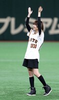 松岡禎丞、安元洋貴を見守る竹達彩奈。（提供：読売巨人軍）