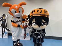 左からジャビット、キリトの気ぐるみ。（提供：読売巨人軍）