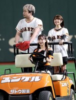カートに乗ってマウンドに登場した安元洋貴（後列左）、竹達彩奈（後列右）。（提供：読売巨人軍）