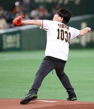 投球する松岡禎丞。（提供：読売巨人軍）