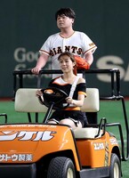 カートに乗ってマウンドに登場した松岡禎丞（後列）。（提供：読売巨人軍）