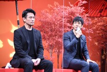 左から内野聖陽、西島秀俊。