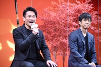 左から内野聖陽、西島秀俊。